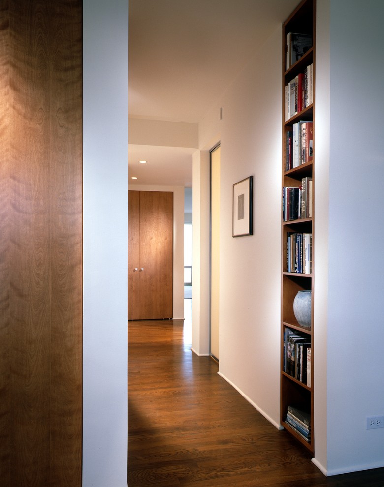 Inspiration for a modern hallway in Chicago.