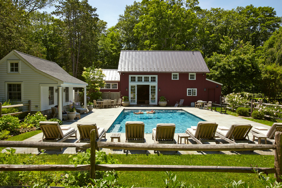 Imagen de piscina campestre rectangular en patio trasero