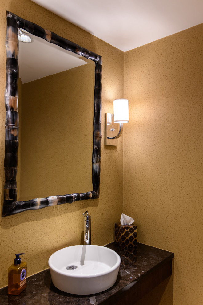 Modern inredning av ett mellanstort brun brunt toalett, med skåp i mörkt trä, bruna väggar, klinkergolv i porslin, ett fristående handfat, granitbänkskiva och brunt golv