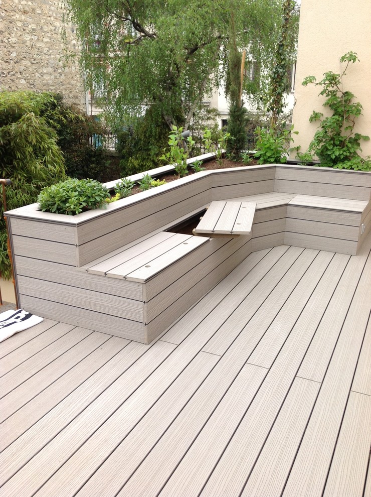 Inspiration for a large contemporary backyard deck in Paris.