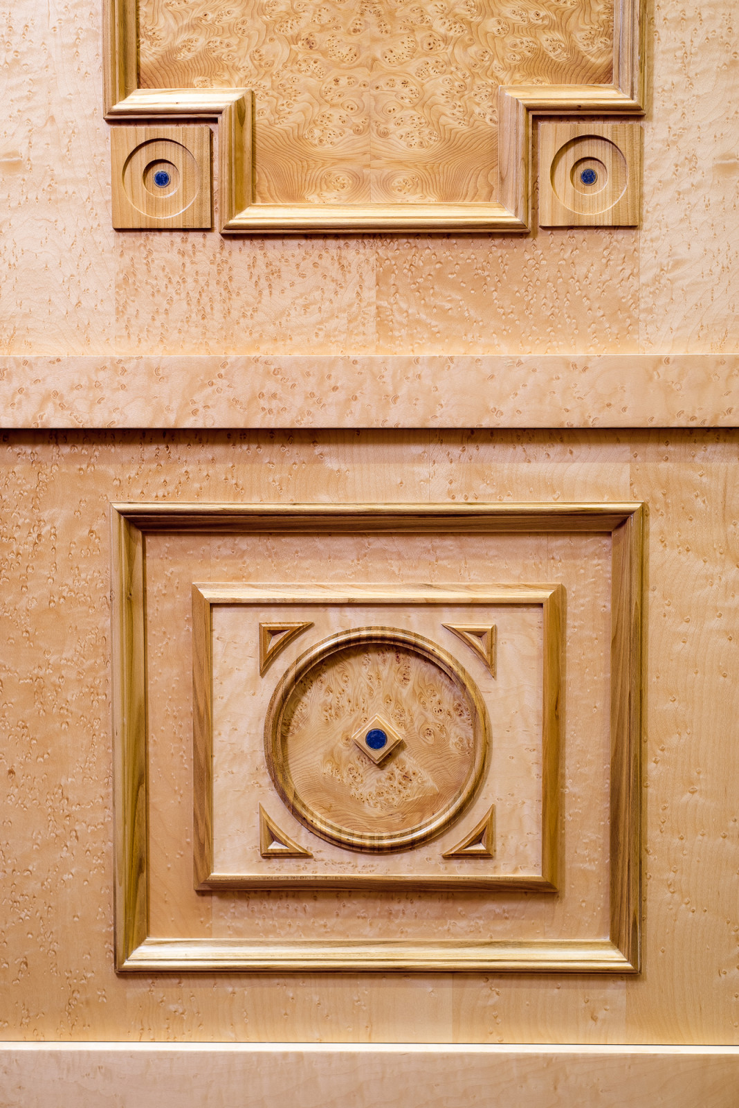 Прихожая и коридор в отделке декоративным шпоном.