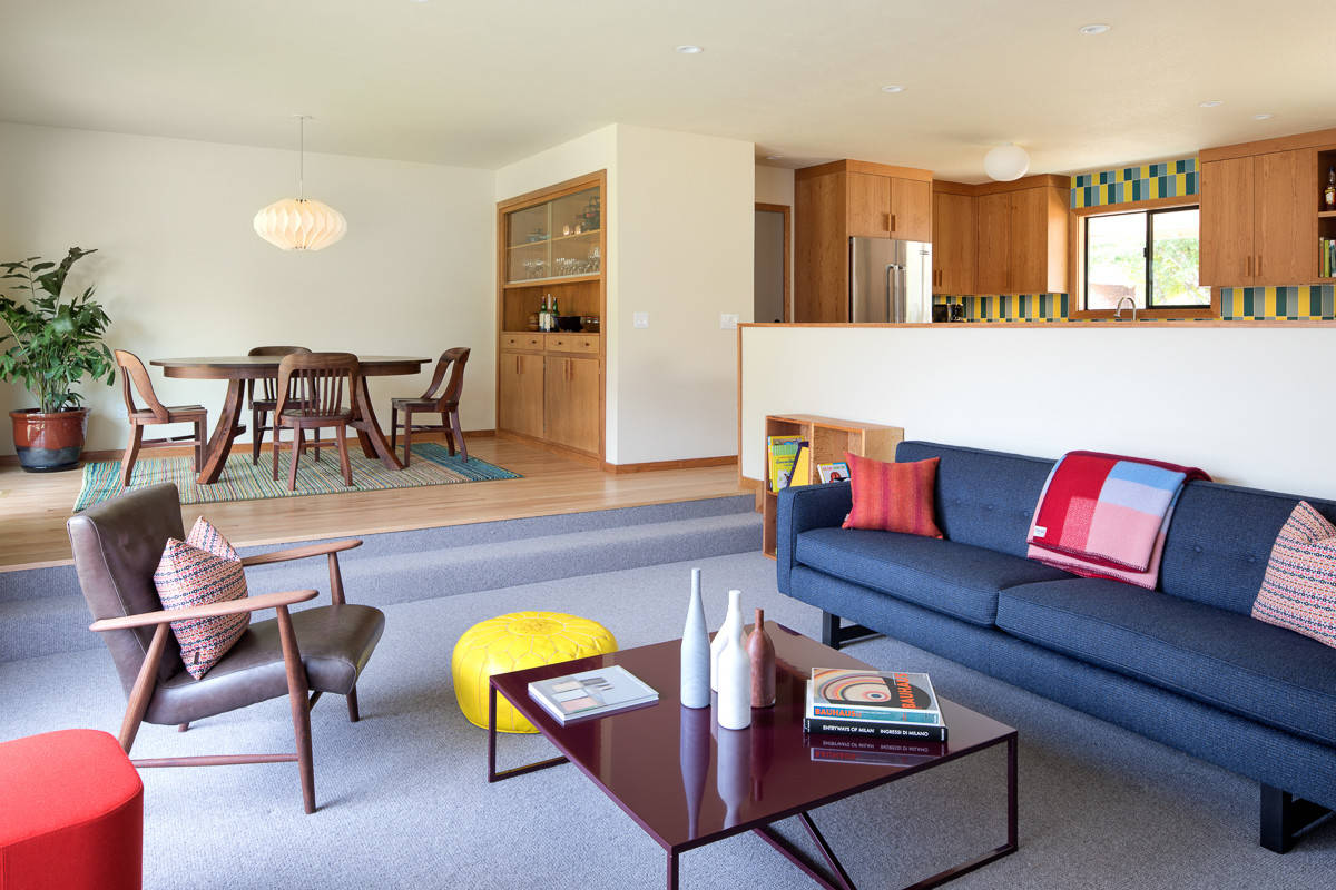 ミッドセンチュリースタイルのおしゃれなリビング (青いソファ) の