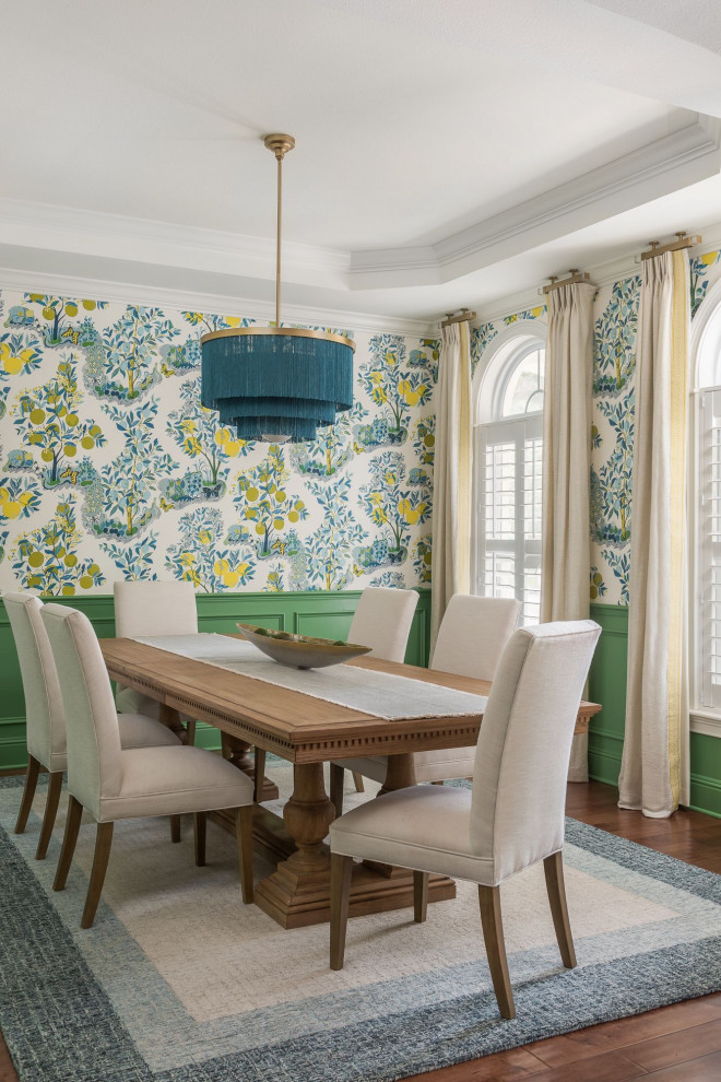 Geschlossenes Klassisches Esszimmer mit grüner Wandfarbe, braunem Holzboden, braunem Boden, eingelassener Decke, Wandpaneelen und Tapetenwänden in Tampa