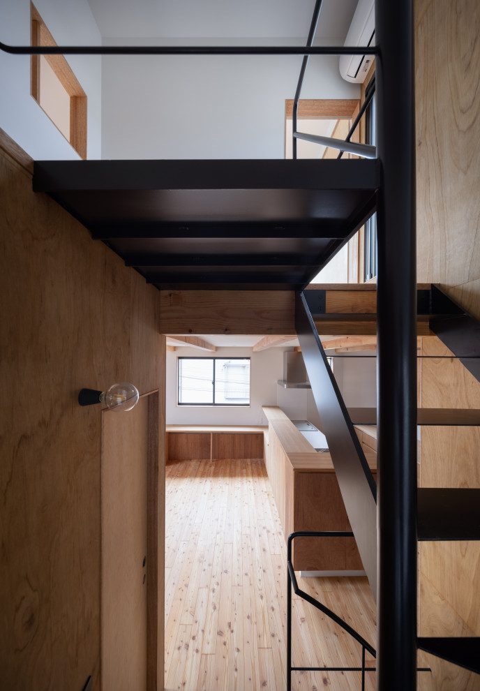Aménagement d'un petit bureau contemporain en bois avec un mur marron, un sol en bois brun, un bureau indépendant, un sol marron et un plafond en lambris de bois.
