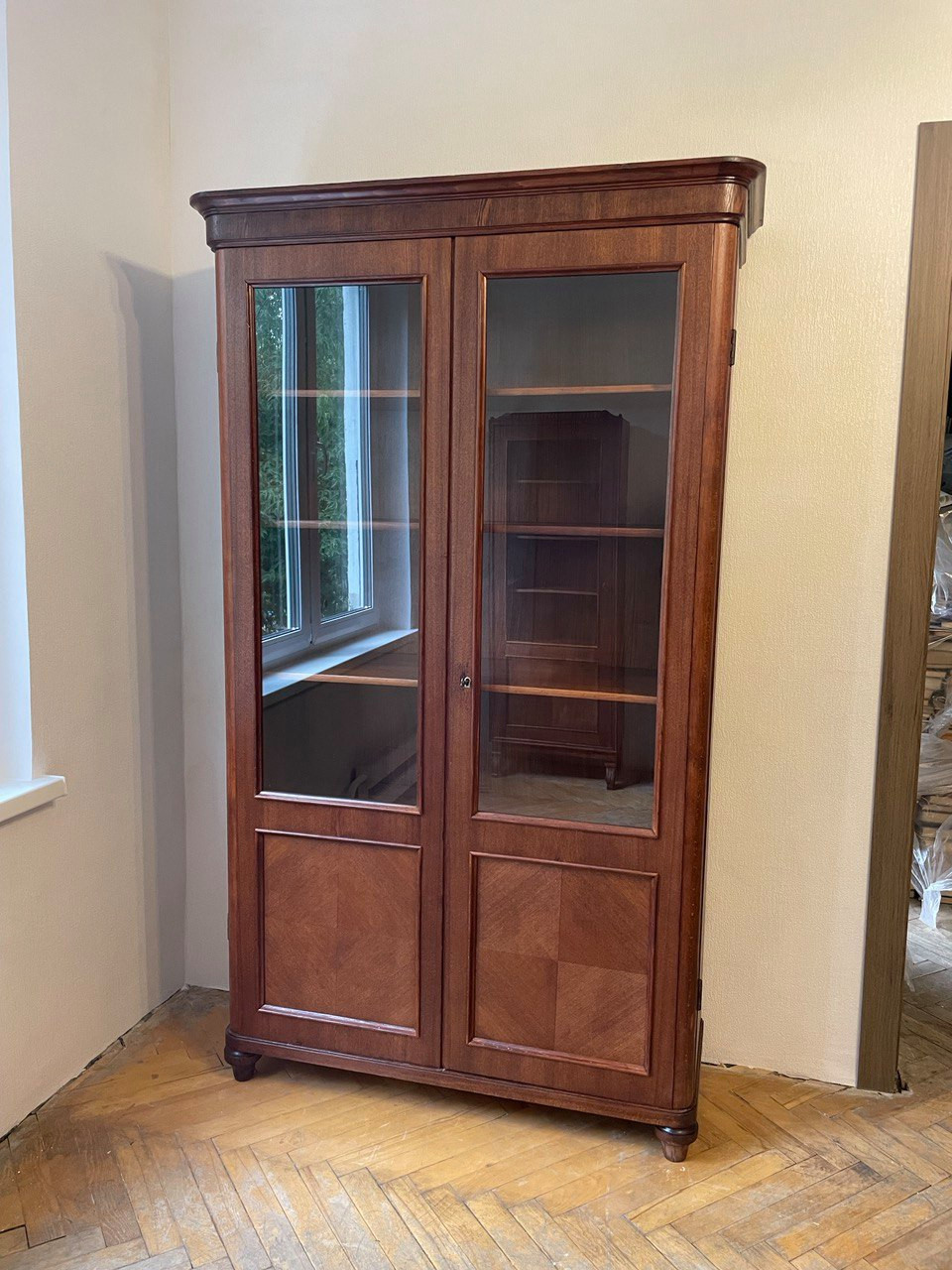 Гарнитур: 2 книжных шкафа, кресло, стулья. Реставрация.