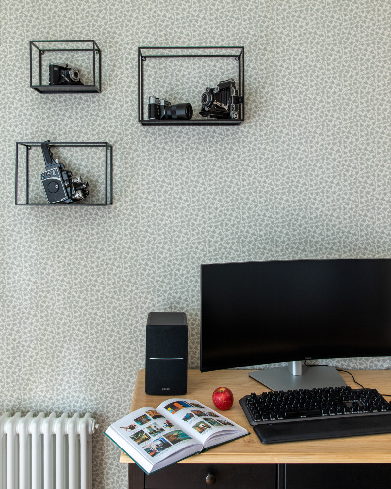 Ejemplo de despacho bohemio pequeño con escritorio independiente y papel pintado