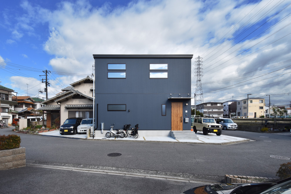Inspiration for a nautical house exterior in Osaka.
