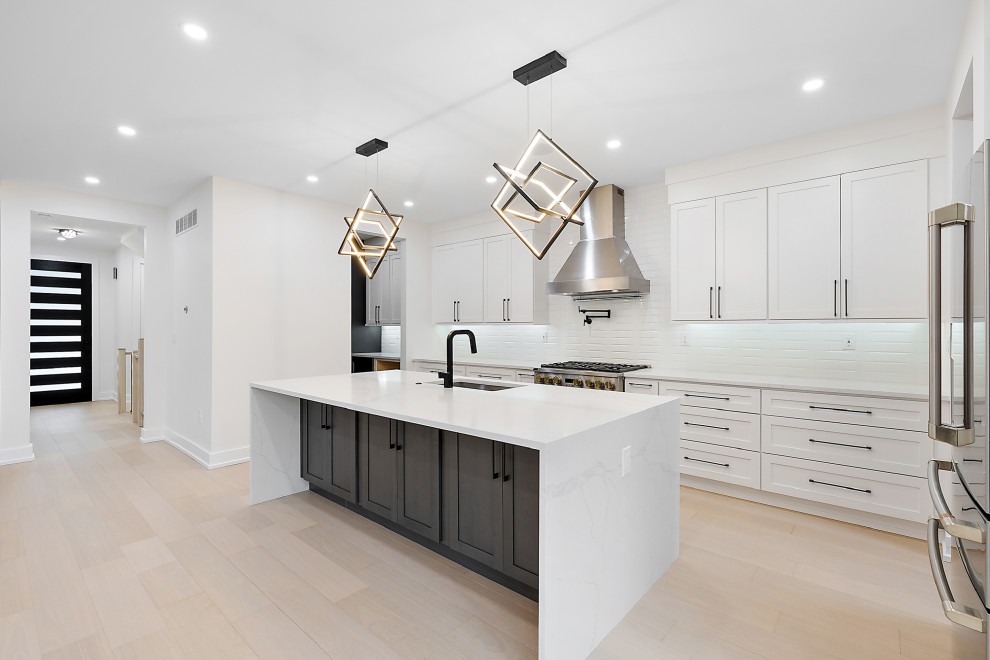 Kitchen - modern kitchen idea in Detroit