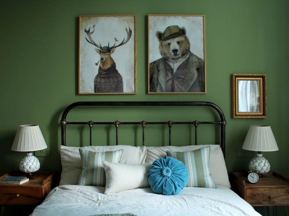 Immagine di una piccola camera matrimoniale boho chic con pareti verdi, moquette e pavimento bianco