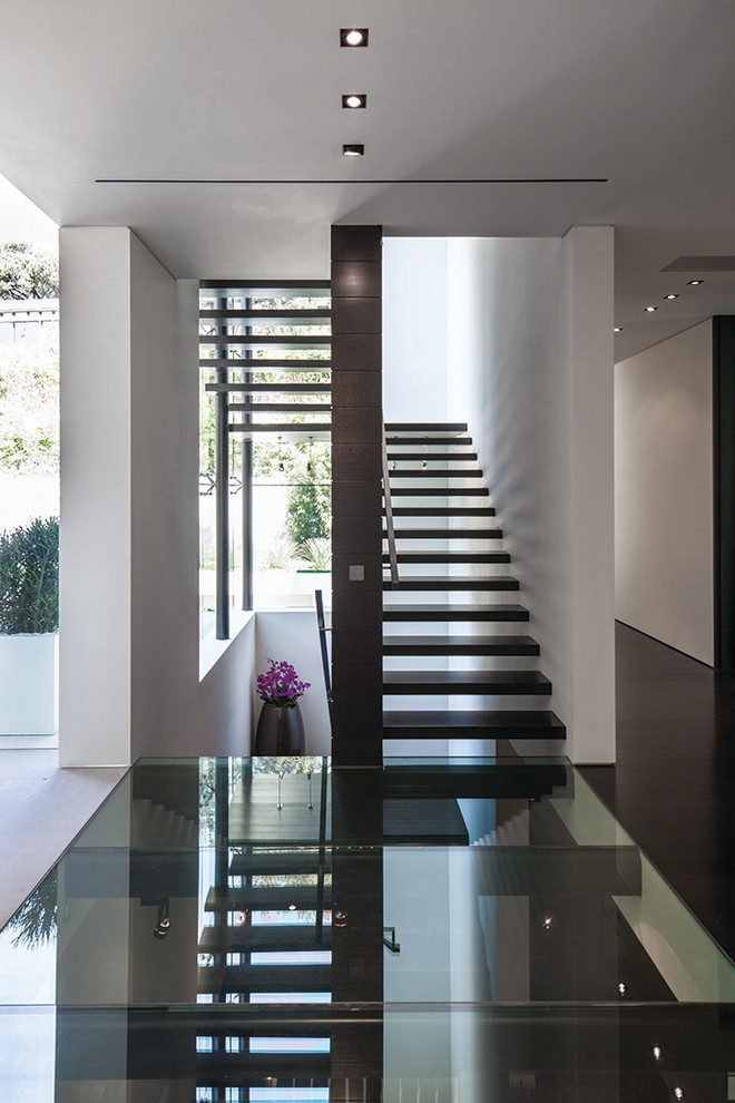 Photo of a mid-sized contemporary staircase in Los Angeles.
