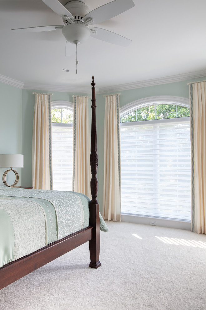 Foto di un'ampia camera da letto classica con pareti verdi, moquette e pavimento beige