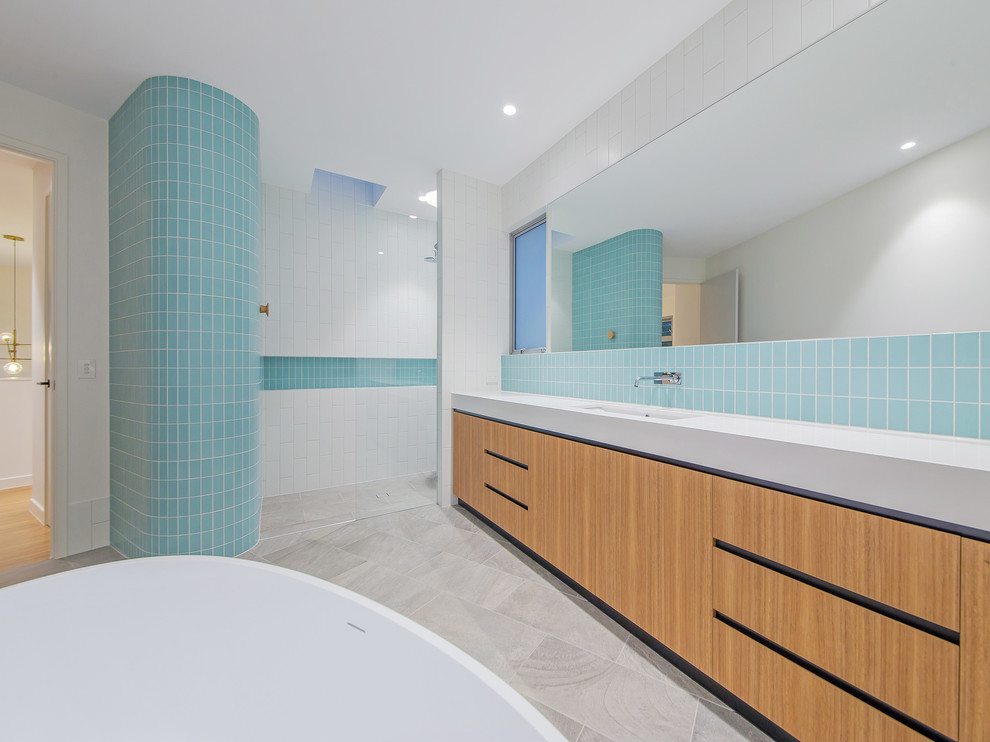 Photo of a midcentury bathroom in Brisbane.
