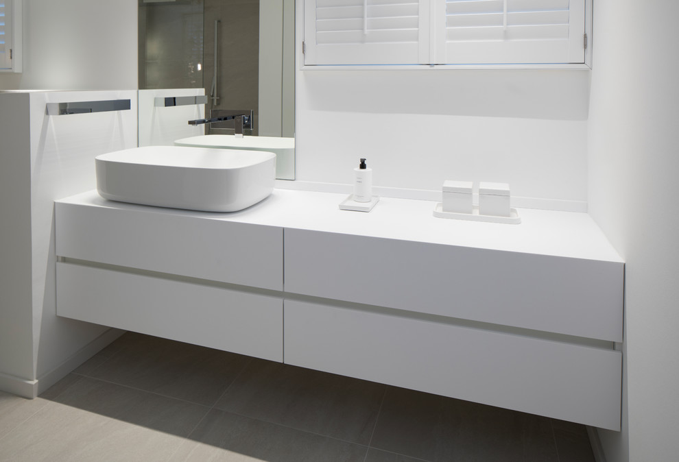 This is an example of a modern bathroom in Cologne.