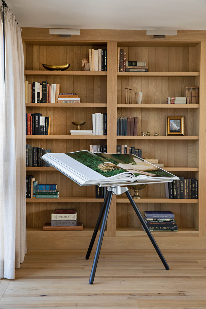 Ejemplo de sala de estar con biblioteca marinera con madera