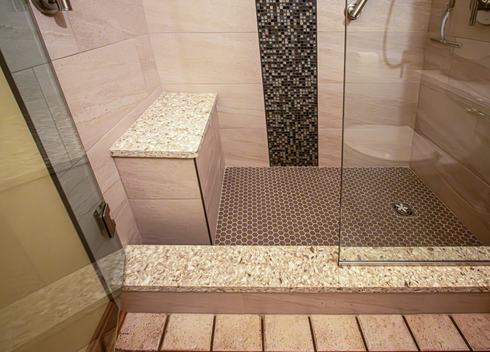 Kleines Klassisches Badezimmer En Suite mit Duschnische, beiger Wandfarbe, Porzellan-Bodenfliesen, beigem Boden, Falttür-Duschabtrennung und Wandnische in Cleveland