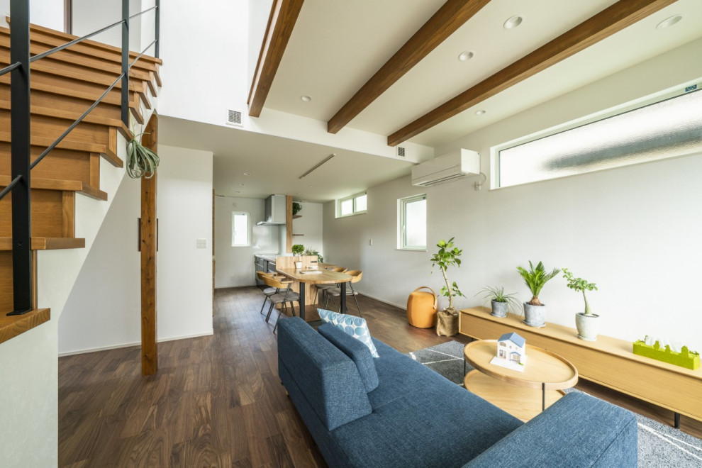 Cette photo montre un salon moderne de taille moyenne et ouvert avec un mur blanc, parquet foncé, un téléviseur indépendant, un sol beige, un plafond en papier peint et du papier peint.