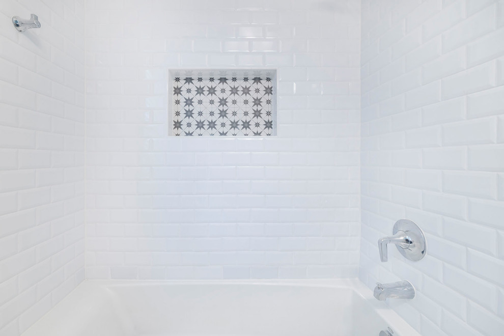 Exempel på ett litet lantligt vit vitt en-suite badrum, med skåp i shakerstil, vita skåp, ett undermonterat badkar, en dusch/badkar-kombination, en toalettstol med hel cisternkåpa, vit kakel, keramikplattor, blå väggar, klinkergolv i keramik, ett integrerad handfat, bänkskiva i akrylsten, flerfärgat golv och dusch med duschdraperi