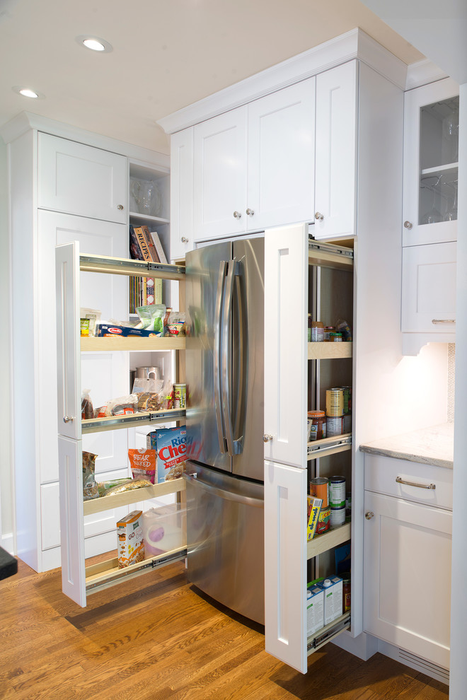 Eat-in kitchen - mid-sized transitional u-shaped medium tone wood floor eat-in kitchen idea with an undermount sink, shaker cabinets, white cabinets, granite countertops, gray backsplash, mosaic tile backsplash, colored appliances and an island