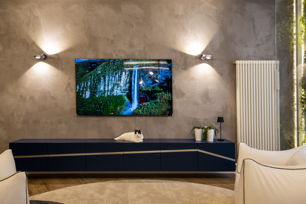 На фото: открытая гостиная комната среднего размера в стиле модернизм с серыми стенами, деревянным полом, телевизором на стене, многоуровневым потолком и ковром на полу