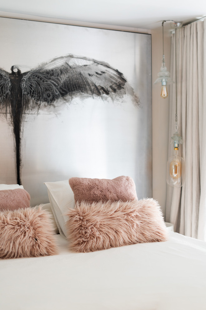 Imagen de dormitorio tipo loft bohemio grande sin chimenea con paredes rosas, suelo de madera pintada y suelo rosa