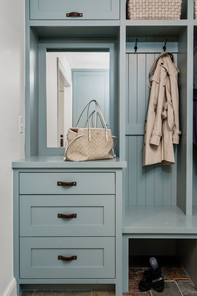 Example of a transitional entryway design in Boston