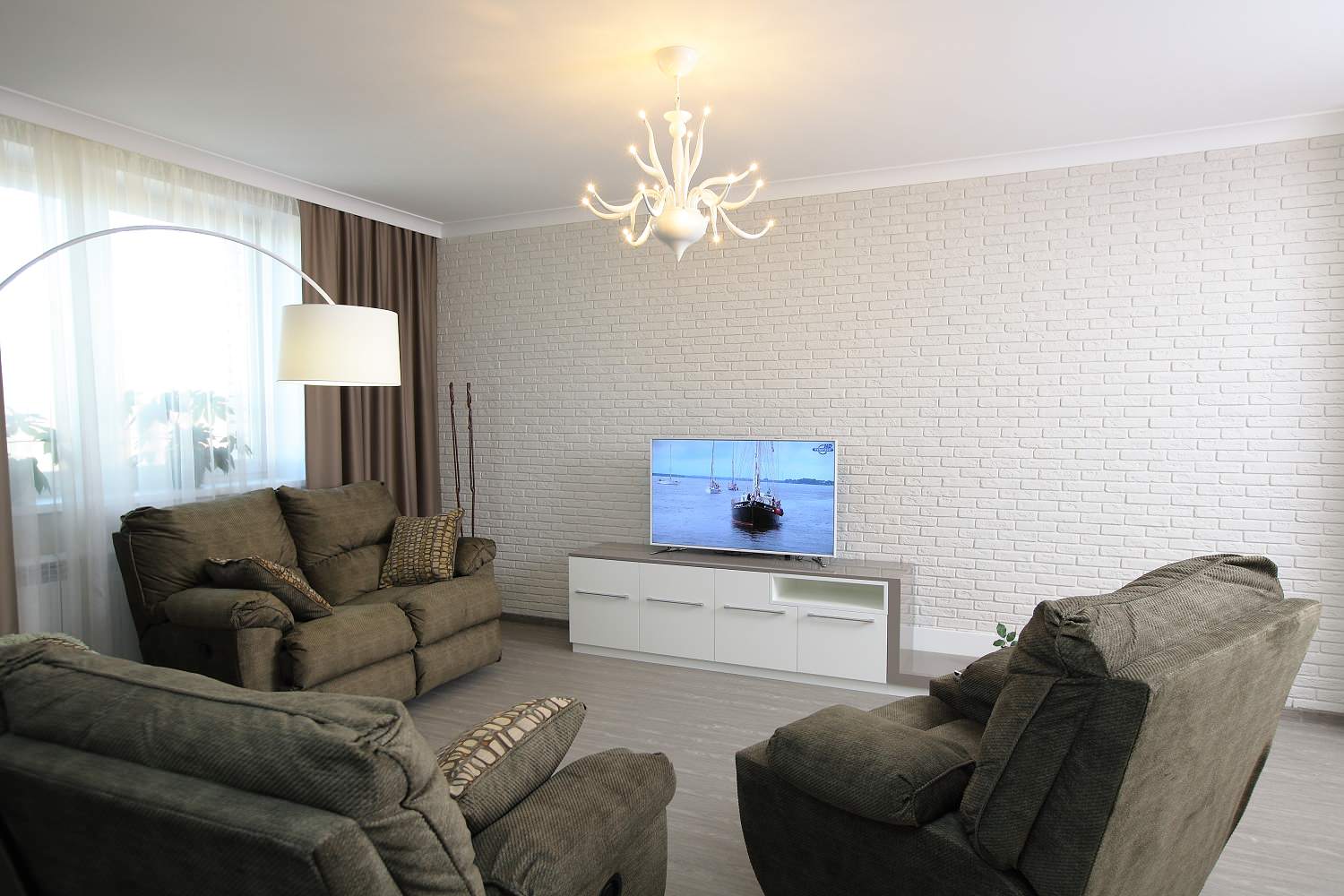 Стена облицована плиткой "под кирпич" и окрашена в цвет обоев