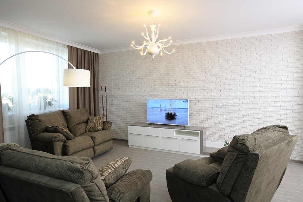 Стена облицована плиткой "под кирпич" и окрашена в цвет обоев