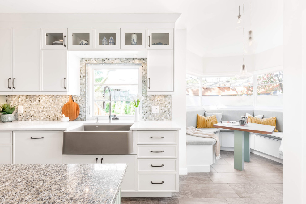 Example of a mid-sized transitional galley eat-in kitchen design with shaker cabinets and an island