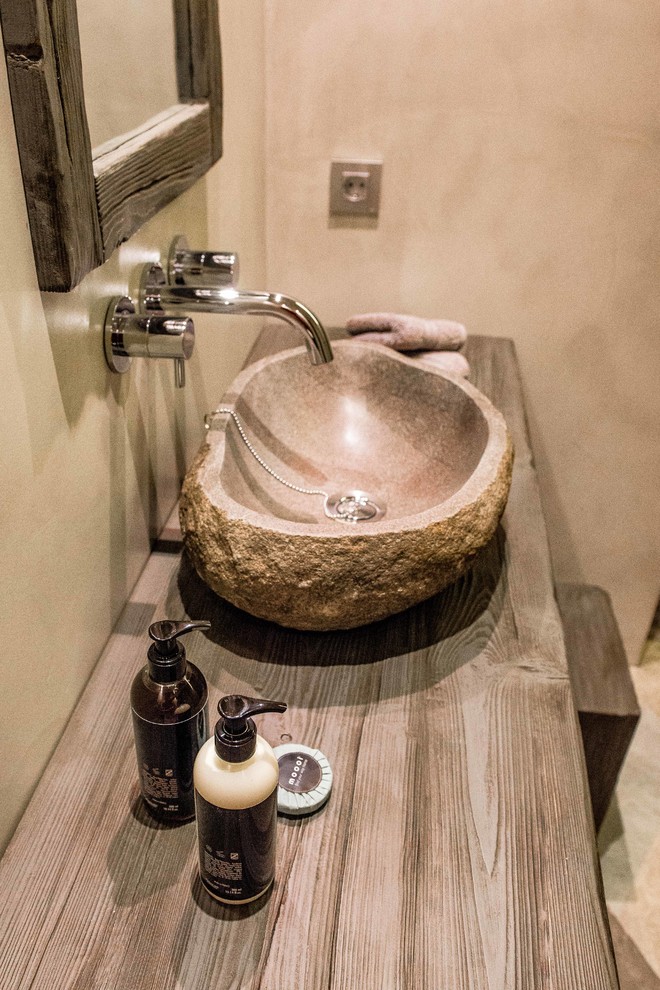 Imagen de aseo rural pequeño con baldosas y/o azulejos grises, paredes grises, suelo de baldosas de cerámica, lavabo sobreencimera, encimera de madera y suelo gris
