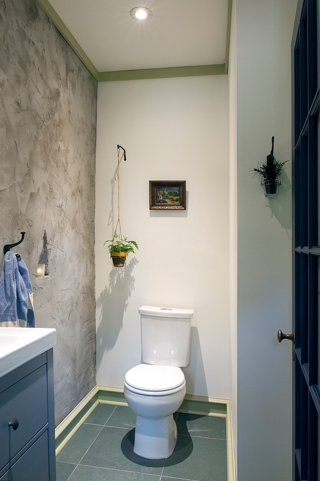 Foto di una piccola stanza da bagno boho chic con ante lisce, ante grigie, WC a due pezzi, pareti grigie, pavimento in ardesia, lavabo sospeso e pavimento verde