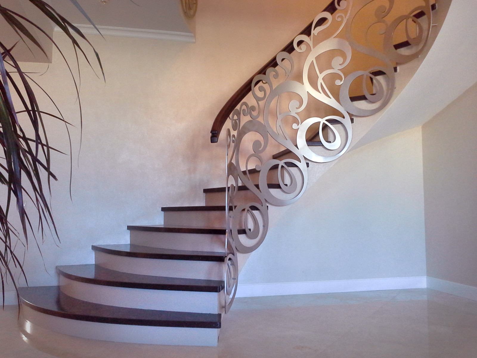 Спиральная бетонная лестница с ограждениями вырезаными лазером