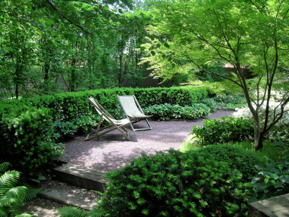 This is an example of a modern garden in St Louis with gravel.