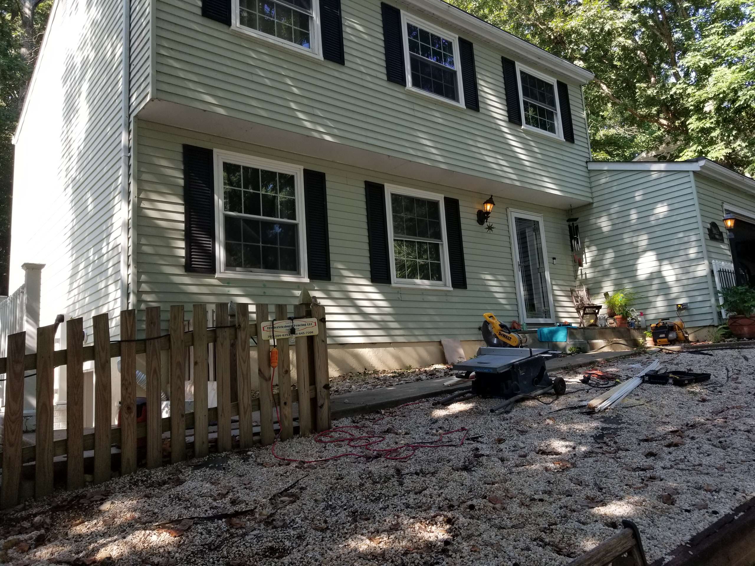 Front Porch w/ Breezeway to Basement