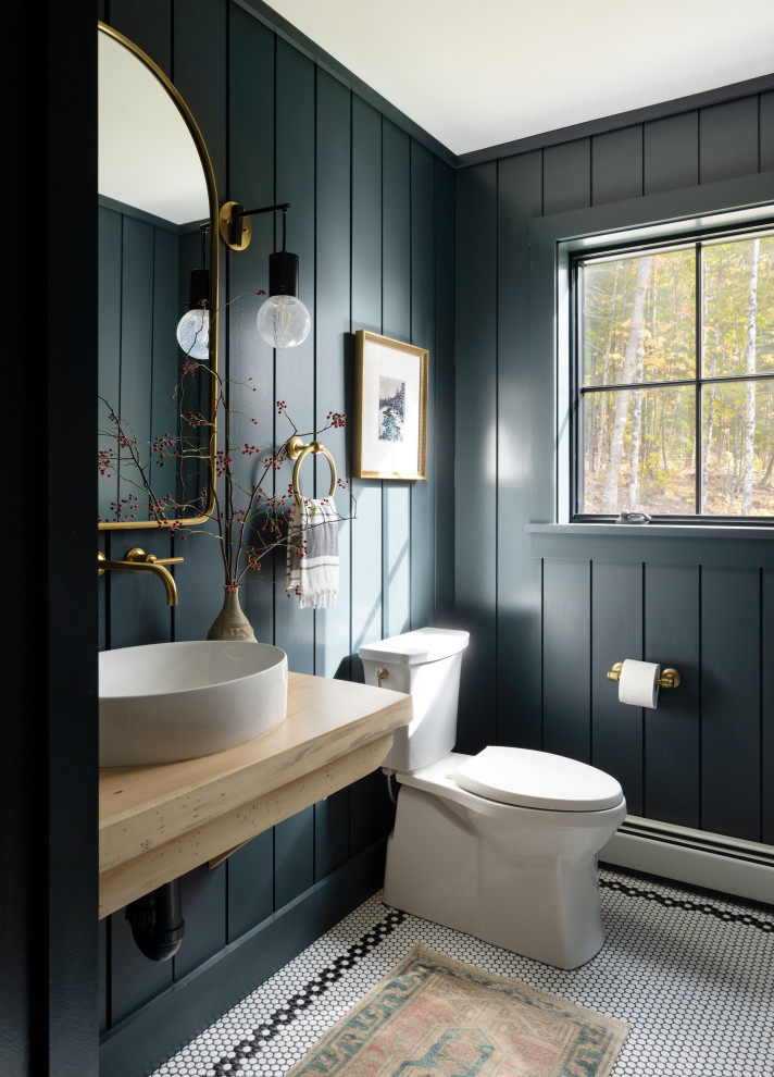 Пример оригинального дизайна: туалет в стиле рустика с зелеными стенами и деревянными стенами