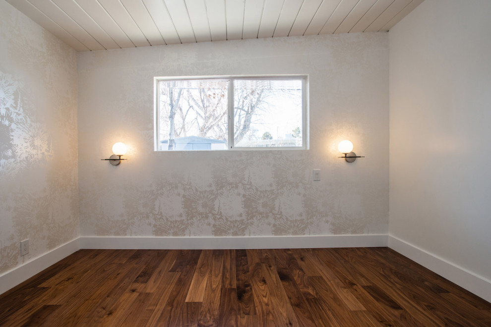 Ispirazione per una camera matrimoniale contemporanea di medie dimensioni con pareti bianche, pavimento in legno massello medio e nessun camino