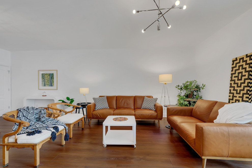Réalisation d'un salon minimaliste de taille moyenne et ouvert avec une salle de réception, un mur blanc, un sol en vinyl, aucune cheminée, un téléviseur indépendant, un sol marron et un plafond voûté.