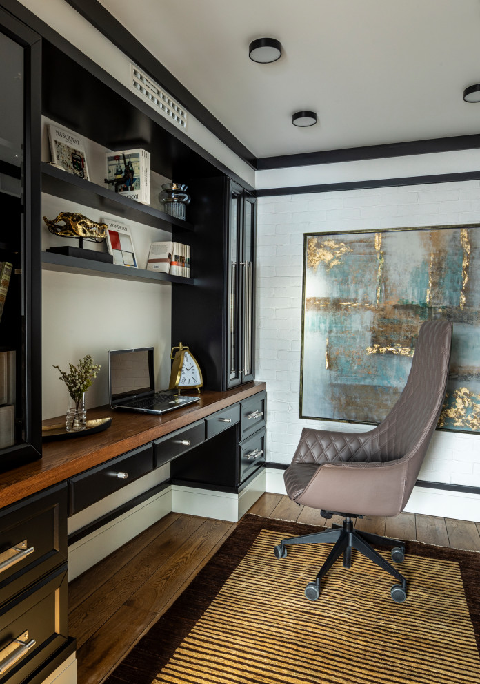 Ejemplo de despacho clásico renovado pequeño sin chimenea con paredes blancas, suelo de mármol, escritorio empotrado, suelo marrón y panelado