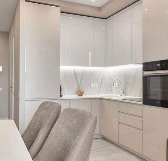 Современный ремонт квартиры с белой кухней