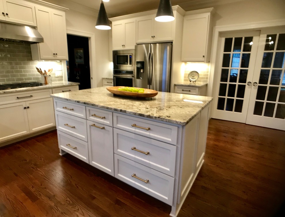 Design ideas for a mid-sized transitional u-shaped eat-in kitchen in Atlanta with an undermount sink, shaker cabinets, grey cabinets, granite benchtops, grey splashback, ceramic splashback, stainless steel appliances, medium hardwood floors, with island, brown floor and grey benchtop.