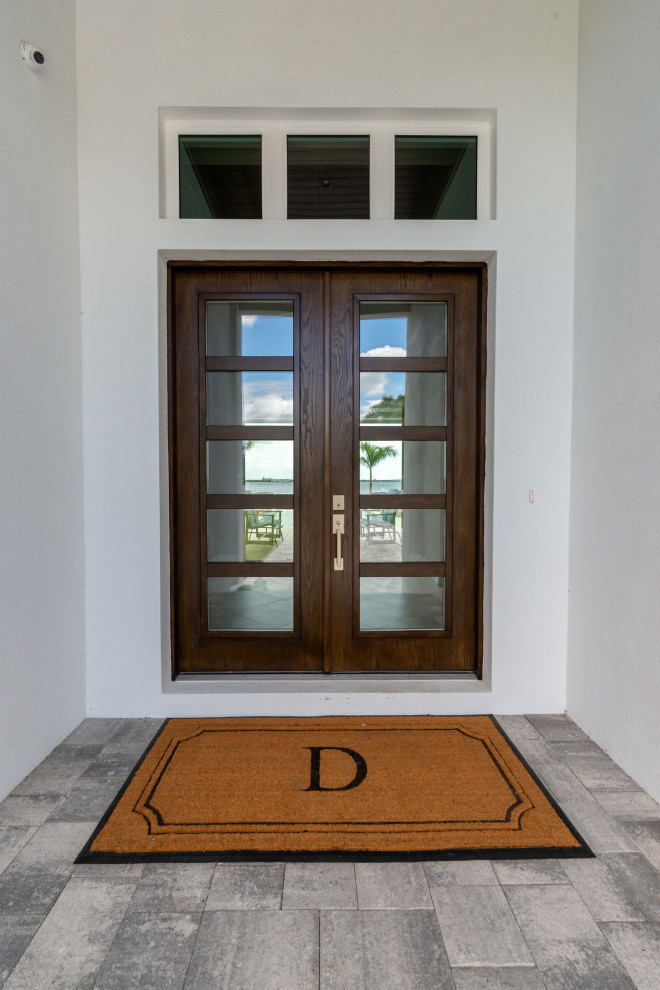 Идея дизайна: большая входная дверь в стиле модернизм с серыми стенами, коричневой входной дверью, двустворчатой входной дверью и серым полом