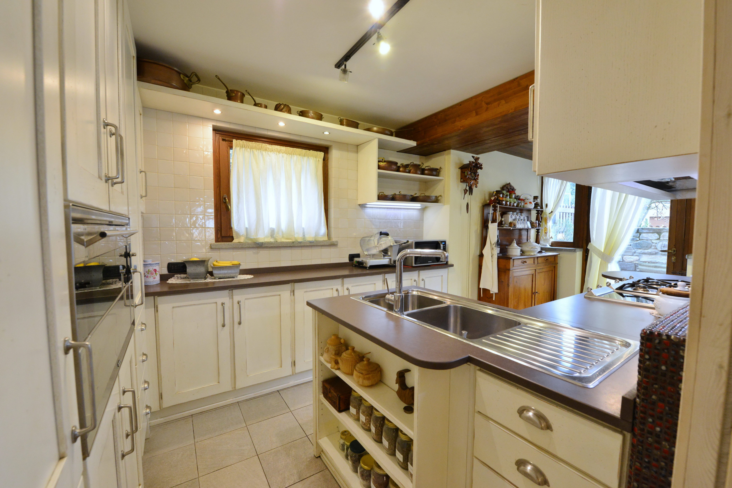 La cucina in legno laccato bianco e inserti in legno