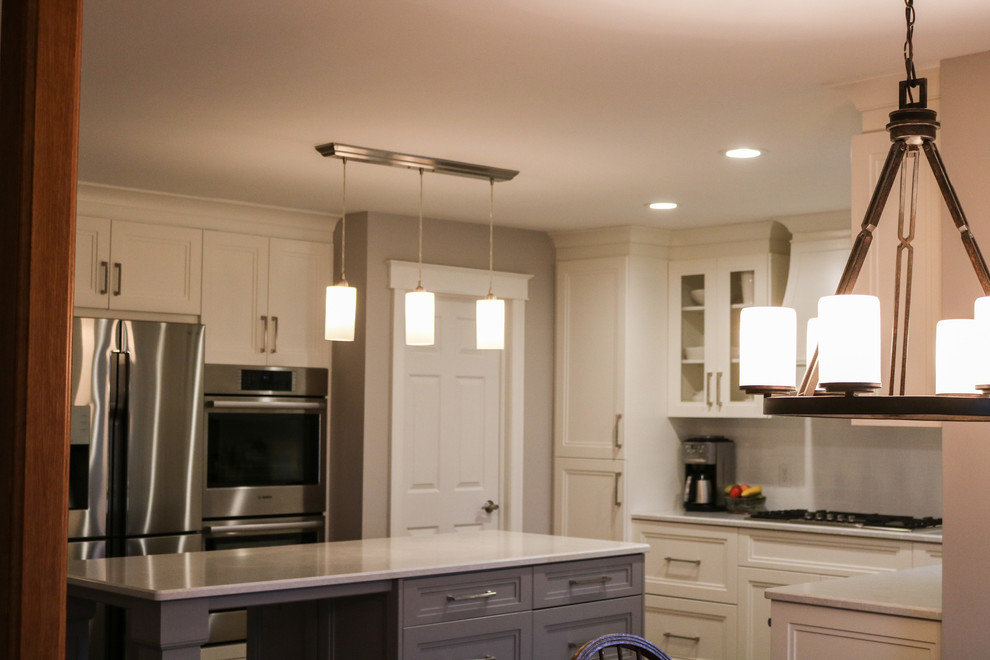 Transitional kitchen photo in Toronto