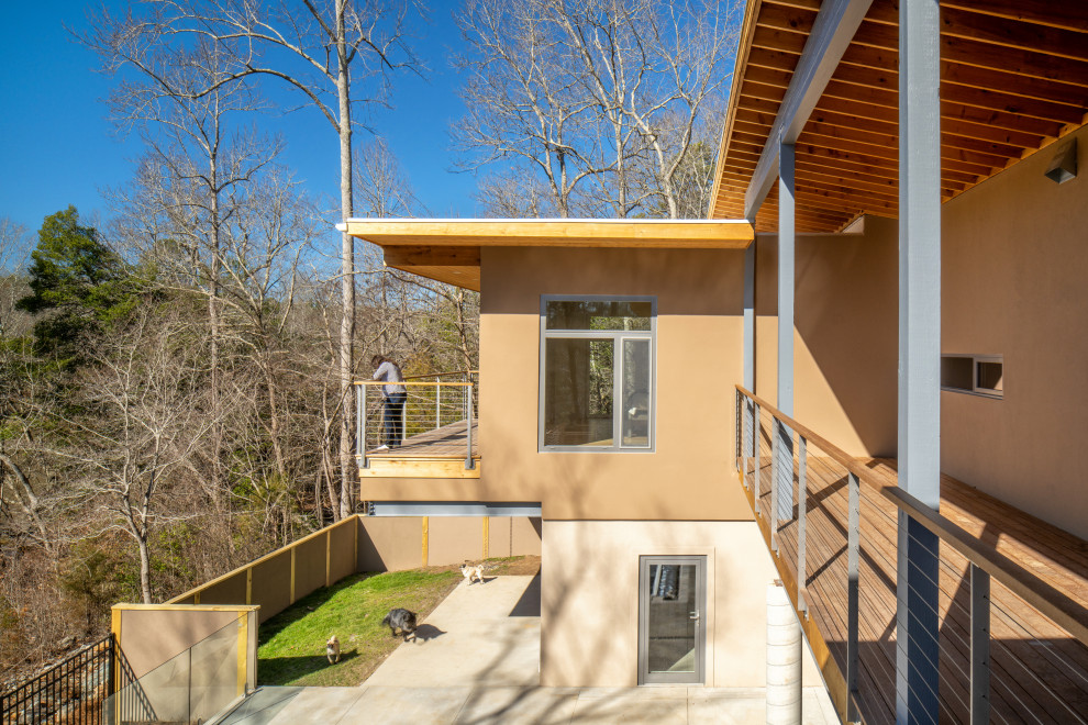 Ispirazione per un ampio portico moderno dietro casa con un portico chiuso, cemento stampato, un tetto a sbalzo e parapetto in cavi