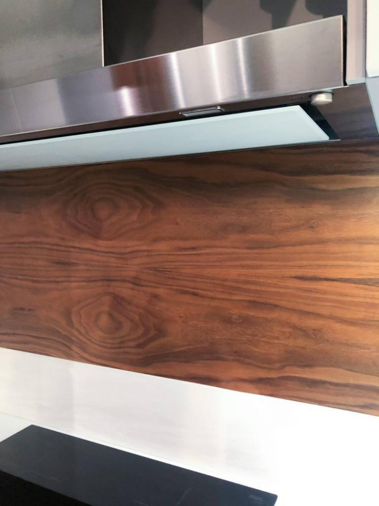 Белая островная кухня с акриловыми фасадами и шпоном в стиле минимализм.