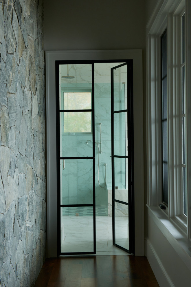 Moderner Flur mit beiger Wandfarbe, dunklem Holzboden, braunem Boden und vertäfelten Wänden in Sonstige