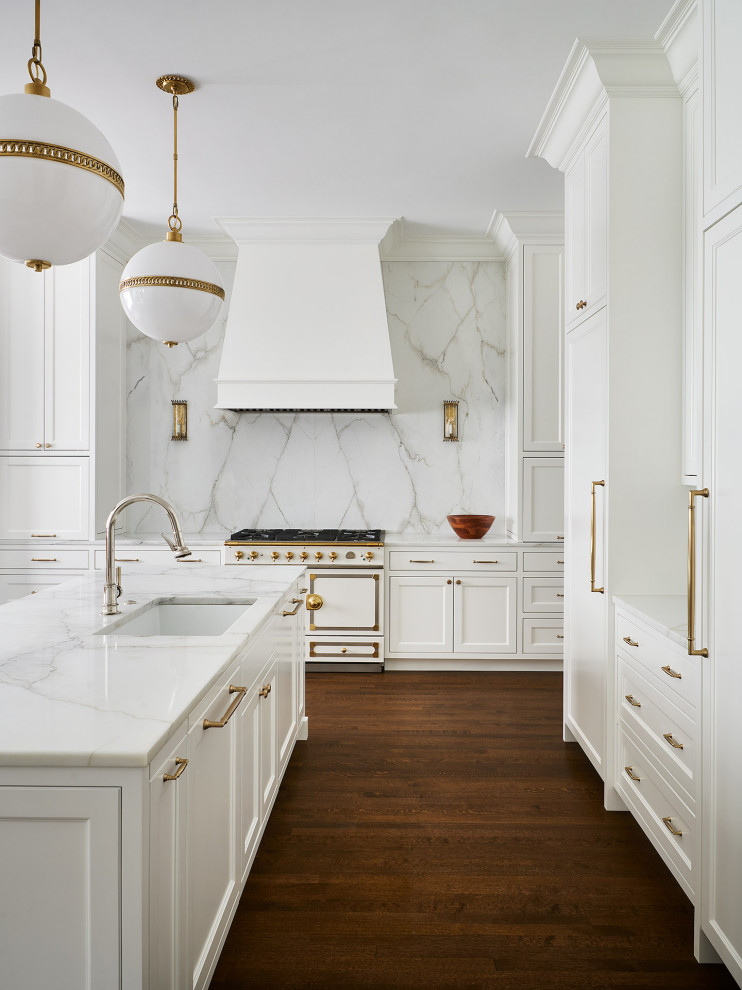 Inspiration for a transitional kitchen in Chicago.