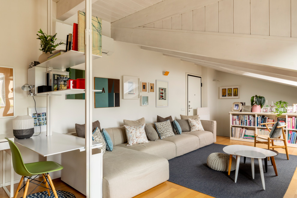 Aménagement d'un salon scandinave avec un mur blanc, un sol en bois brun, un sol marron, poutres apparentes et un plafond voûté.