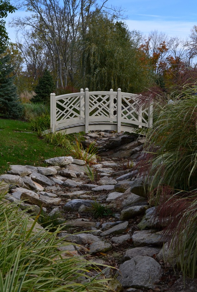 Design ideas for a traditional garden in Cincinnati with a garden path.