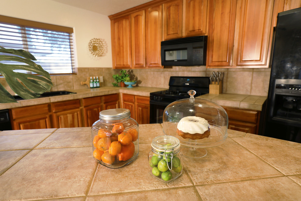 Example of a transitional home design design in Phoenix