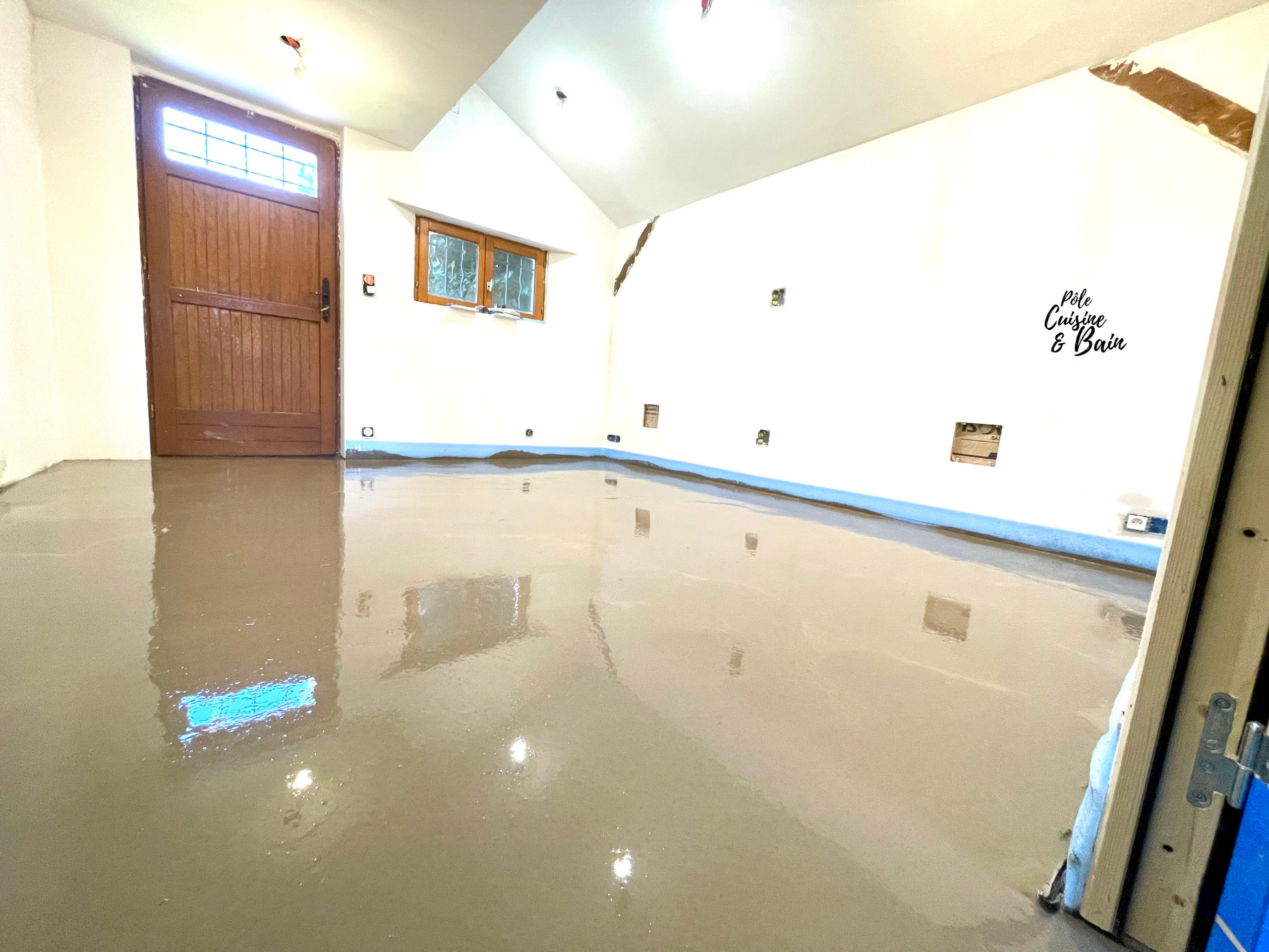 RENOVATION INTERIEURE: aménagement d'un studio, bureau, chambre et point d'eau